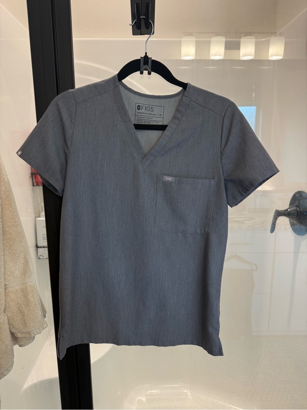 Figs Women's Short Sleeve V-Neck Scrub Top - Gray